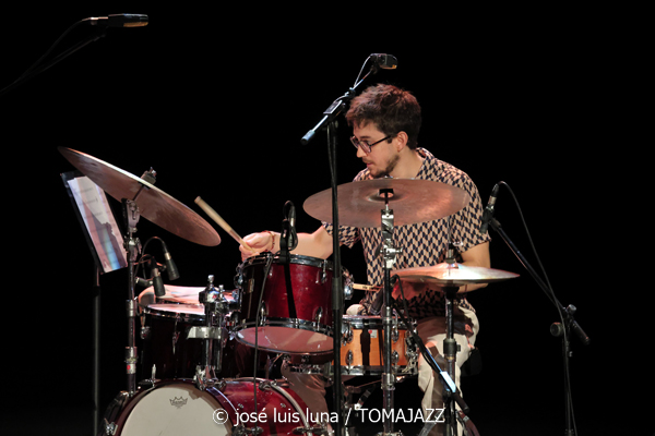 Daniel Juárez Quartet: Reflexividad (XII JazzEñe 2026. Teatro Victoria Eugenia, Donostia - San Sebastián. 2026-07-25) Por José Luis Luna Rocafort [INSTANTZZ AKA Galería fotográfica AKA Fotoblog de jazz, impro… y algo más] - Tomajazz - Daniel Juárez Quartet: Reflexividad actuó en el XII JazzEñe 2026 que se celebró en el Teatro Victoria Eugenia de Donostia - San Sebastián, el 25 de julio de 2026. José Luis Luna Rocafort lo retrata en INSTANTZZ. Con Daniel Juárez, Xan Campos, Darío Guibert, Rodrigo Ballesteros