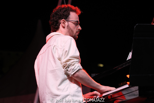 Antoni Marí Sextet (38 Eivissa Jazz Festival. 2026-09-04) Por José Luis Luna Rocafort [INSTANTZZ AKA Galería fotográfica AKA Fotoblog de jazz, impro… y algo más] - Tomajazz - Antoni Marí Sextet actuó en el 38 Eivissa Jazz Festival 2026. José Luis Luna Rocafort lo retrata en INSTANTZZ. Con Antoni Marí, Oriol Vallés, Gabriel Amargant, Guillaume Coulbois, Ot Granados, Rubén Bueno