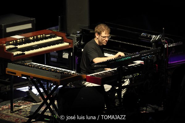 Pat Metheny Side-Eye III+ (61 Jazzaldia 2026. Donosti. 2026-07-25) Por José Luis Luna Rocafort [INSTANTZZ AKA Galería fotográfica AKA Fotoblog de jazz, impro… y algo más] - Tomajazz - Pat Metheny Side-Eye III+ actuó en el 61 Jazzaldia 2026. José Luis Luna Rocafort lo retrata en INSTANTZZ. Con Pat Metheny, Chris Fishman, Joe Dyson, Jermaine Paul, Leonard Patton