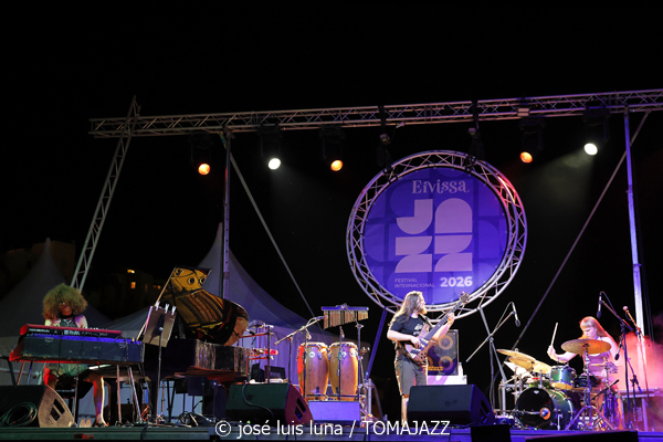L.A.B. Trio (38 Eivissa Jazz Festival. 2026-09-03) Por José Luis Luna Rocafort [INSTANTZZ AKA Galería fotográfica AKA Fotoblog de jazz, impro… y algo más] - Tomajazz - L.A.B. Trio actuó en el 38 Eivissa Jazz Festival como ganador del Concurso de Grupos del Festival de Jazz de Getxo. José Luis Luna Rocafort lo retrata en INSTANTZZ. L.A.B. Trio son Leela Faude, Alexandre Barthalay, Barnabás Miháy