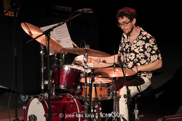 Víctor Antón Cuarteto (XII JazzEñe 2026. Teatro Victoria Eugenia, Donostia - San Sebastián. 2026-07-25) Por José Luis Luna Rocafort [INSTANTZZ AKA Galería fotográfica AKA Fotoblog de jazz, impro… y algo más] - Tomajazz - La propuesta Víctor Antón Cuarteto fue una de las seleccionadas en el XII JazzEñe 2026, que se celebró en julio de 2025 en Donosti. José Luis Luna Rocafort lo retrata en INSTANTZZ. Con Víctor Antón, Daniel Juárez, Darío Guibert, Rodrigo Ballesteros