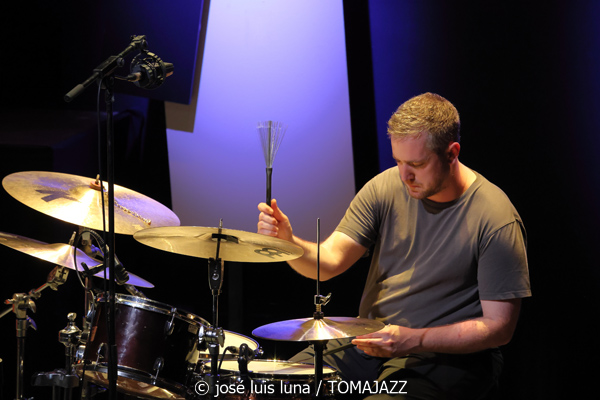 Riley Mulherkar (49 Festival de Jazz de Vitoria-Gasteiz 2026. 2026-07-17) Por José Luis Luna Rocafort [INSTANTZZ AKA Galería fotográfica AKA Fotoblog de jazz, impro… y algo más] - Tomajazz - Riley Mulherkar actuó en el 49 Festival de Jazz de Vitoria-Gasteiz 2026. José Luis Luna Rocafort lo retrata en INSTANTZZ. Con Riley Mulherkar, Barry Stephenson, Chris Pattishall, Jason Burger