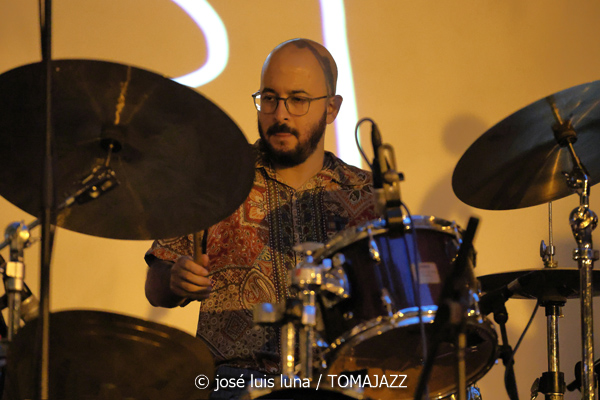 Edu Cabello Quartet: El Bosque (49 Festival de Jazz de Vitoria-Gasteiz 2026. 2026-07-12) Por José Luis Luna Rocafort [INSTANTZZ AKA Galería fotográfica AKA Fotoblog de jazz, impro… y algo más] - Tomajazz - Edu Cabello Quartet: El Bosque actuó en el 49 Festival de Jazz de Vitoria-Gasteiz 2026. José Luis Luna Rocafort lo retrata en INSTANTZZ. Con Edu Cabello, Eddie Majía, Manuel Luque, Ken Ychicawa, Gabriel Basin