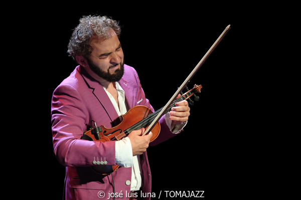 El Gran Ra (XII JazzEñe 2026. Teatro Victoria Eugenia, Donostia - San Sebastián. 2026-07-24) Por José Luis Luna Rocafort [INSTANTZZ AKA Galería fotográfica AKA Fotoblog de jazz, impro… y algo más] - Tomajazz - El Gran Ra actuó en el XII JazzEñe 2026 en San Sebastián. José Luis Luna Rocafort lo retrata en INSTANTZZ. Con Raúl Márquez, David Sancho, Fran Gayo