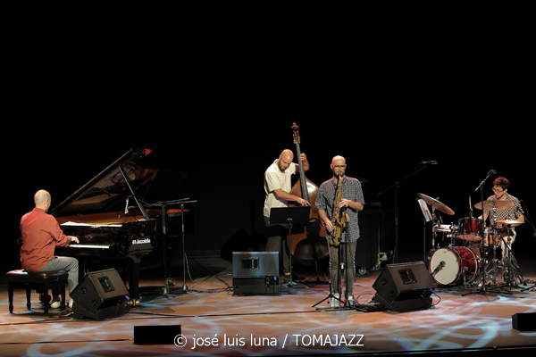Daniel Juárez Quartet: Reflexividad (XII JazzEñe 2026. Teatro Victoria Eugenia, Donostia - San Sebastián. 2026-07-25) Por José Luis Luna Rocafort [INSTANTZZ AKA Galería fotográfica AKA Fotoblog de jazz, impro… y algo más] - Tomajazz - Daniel Juárez Quartet: Reflexividad actuó en el XII JazzEñe 2026 que se celebró en el Teatro Victoria Eugenia de Donostia - San Sebastián, el 25 de julio de 2026. José Luis Luna Rocafort lo retrata en INSTANTZZ. Con Daniel Juárez, Xan Campos, Darío Guibert, Rodrigo Ballesteros