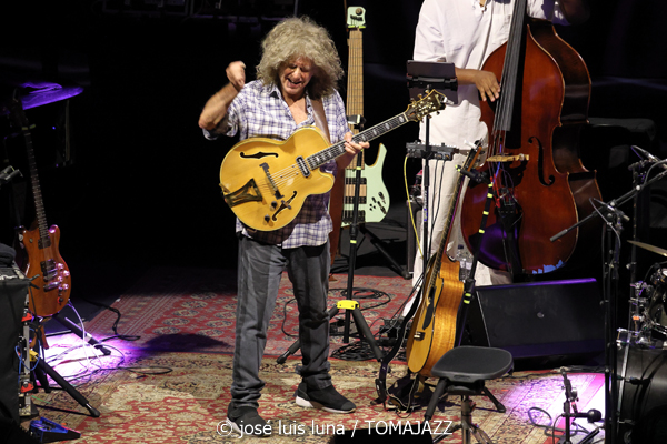Pat Metheny Side-Eye III+ (61 Jazzaldia 2026. Donosti. 2026-07-25) Por José Luis Luna Rocafort [INSTANTZZ AKA Galería fotográfica AKA Fotoblog de jazz, impro… y algo más] - Tomajazz - Pat Metheny Side-Eye III+ actuó en el 61 Jazzaldia 2026. José Luis Luna Rocafort lo retrata en INSTANTZZ. Con Pat Metheny, Chris Fishman, Joe Dyson, Jermaine Paul, Leonard Patton