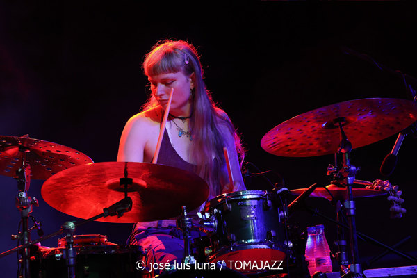L.A.B. Trio (38 Eivissa Jazz Festival. 2026-09-03) Por José Luis Luna Rocafort [INSTANTZZ AKA Galería fotográfica AKA Fotoblog de jazz, impro… y algo más] - Tomajazz - L.A.B. Trio actuó en el 38 Eivissa Jazz Festival como ganador del Concurso de Grupos del Festival de Jazz de Getxo. José Luis Luna Rocafort lo retrata en INSTANTZZ. L.A.B. Trio son Leela Faude, Alexandre Barthalay, Barnabás Miháy