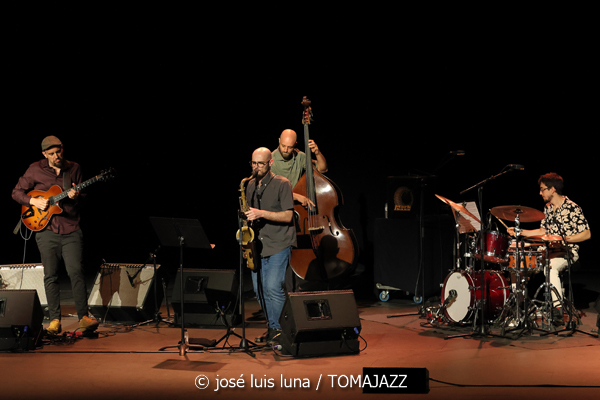 Víctor Antón Cuarteto (XII JazzEñe 2026. Teatro Victoria Eugenia, Donostia - San Sebastián. 2026-07-25) Por José Luis Luna Rocafort [INSTANTZZ AKA Galería fotográfica AKA Fotoblog de jazz, impro… y algo más] - Tomajazz - La propuesta Víctor Antón Cuarteto fue una de las seleccionadas en el XII JazzEñe 2026, que se celebró en julio de 2025 en Donosti. José Luis Luna Rocafort lo retrata en INSTANTZZ. Con Víctor Antón, Daniel Juárez, Darío Guibert, Rodrigo Ballesteros