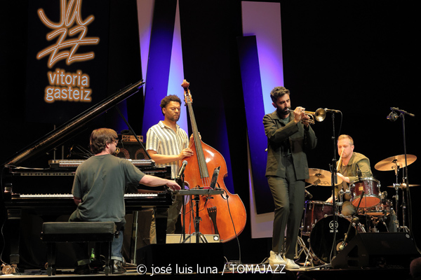 Riley Mulherkar (49 Festival de Jazz de Vitoria-Gasteiz 2026. 2026-07-17) Por José Luis Luna Rocafort [INSTANTZZ AKA Galería fotográfica AKA Fotoblog de jazz, impro… y algo más] - Tomajazz - Riley Mulherkar actuó en el 49 Festival de Jazz de Vitoria-Gasteiz 2026. José Luis Luna Rocafort lo retrata en INSTANTZZ. Con Riley Mulherkar, Barry Stephenson, Chris Pattishall, Jason Burger