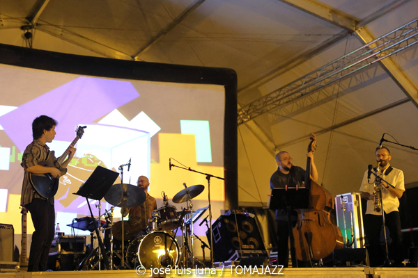Edu Cabello Quartet: El Bosque (49 Festival de Jazz de Vitoria-Gasteiz 2026. 2026-07-12) Por José Luis Luna Rocafort [INSTANTZZ AKA Galería fotográfica AKA Fotoblog de jazz, impro… y algo más] - Tomajazz - Edu Cabello Quartet: El Bosque actuó en el 49 Festival de Jazz de Vitoria-Gasteiz 2026. José Luis Luna Rocafort lo retrata en INSTANTZZ. Con Edu Cabello, Eddie Majía, Manuel Luque, Ken Ychicawa, Gabriel Basin