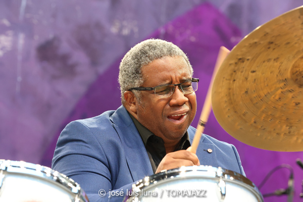 Charles Tolliver Africa/Brass Celebrating Coltrane's Centennial (61 Jazzaldia 2026. Donosti. 2026-07-25) Por José Luis Luna Rocafort [INSTANTZZ AKA Galería fotográfica AKA Fotoblog de jazz, impro… y algo más] - Tomajazz - Charles Tolliver Africa/Brass Celebrating Coltrane's Centennial actuó en el 61 Jazzaldia 2026 en San Sebastián. José Luis Luna Rocafort lo retrata en INSTANTZZ. Con Charles Tolliver, Camille Thurman, Darrell Green, Antonio Faraò, Chris Dahlgren, Eneko Dieguez, Miguel Velasco, Antonio Lozano, Pedro Mullor Boix, Ariadna Alcober Lizana, Alba Castellanos Fernández, Galder Oneca Fuentes, Nicolás Chasco, Alessio Lubrano, Ander Caro, Asier Iturbe, Aníbal Andrés, Aránzazu Rodríguez