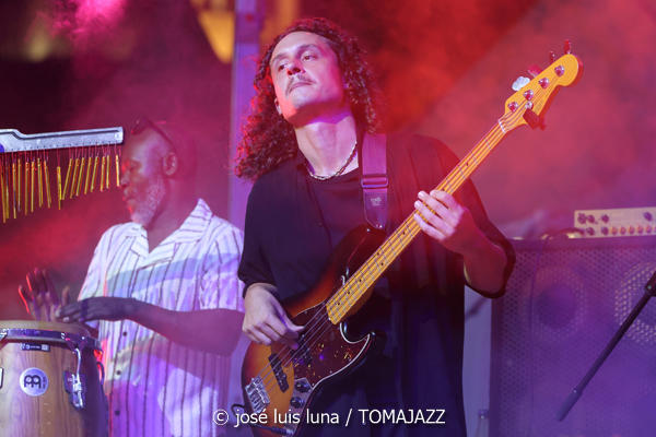 The Illusions & Nathan Haines (38 Eivissa Jazz Festival. 2026-09-03) Por José Luis Luna Rocafort [INSTANTZZ AKA Galería fotográfica AKA Fotoblog de jazz, impro… y algo más] - Tomajazz - The Illusions & Nathan Haines actuaron en el 38 Eivissa Jazz Festival. José Luis Luna Rocafort lo retrata en INSTANTZZ. Participaron Pere Navarro, Franco Botto, Antonio Blakstad, Antoni Marí, Antonio Prosper, Arturo García, Katana McKenzie, Nathan Haines