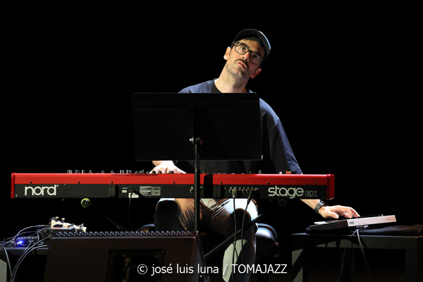 El Gran Ra (XII JazzEñe 2026. Teatro Victoria Eugenia, Donostia - San Sebastián. 2026-07-24) Por José Luis Luna Rocafort [INSTANTZZ AKA Galería fotográfica AKA Fotoblog de jazz, impro… y algo más] - Tomajazz - El Gran Ra actuó en el XII JazzEñe 2026 en San Sebastián. José Luis Luna Rocafort lo retrata en INSTANTZZ. Con Raúl Márquez, David Sancho, Fran Gayo