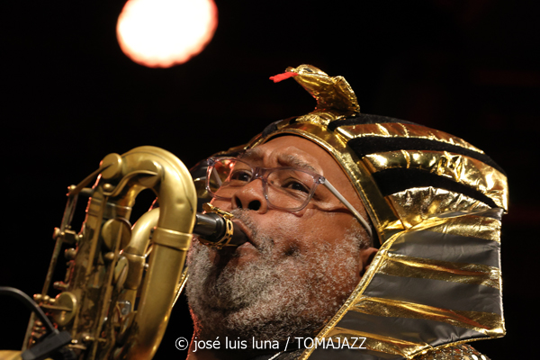 Sun Ra Arkestra (49 Festival de Jazz de Vitoria-Gasteiz 2026. 2026-07-16) Por José Luis Luna Rocafort [INSTANTZZ AKA Galería fotográfica AKA Fotoblog de jazz, impro… y algo más] - Tomajazz - Sun Ra Arkestra actuó en el 49 Festival de Jazz de Vitoria-Gasteiz 2026. José Luis Luna Rocafort lo retrata en INSTANTZZ. Sun Ra Arkestra son Tara Middleton, Knoel Scott, Chris Hemingway, James Stewart, Alex Harding, Michael Ray, Cecil Brooks, Andrae Murchison, Vicent Chancey, Lafayette Gilchrist, Stephen Killion, Carl Le Blanc, George Gary, Elson Nascimento, Jose Da Silva