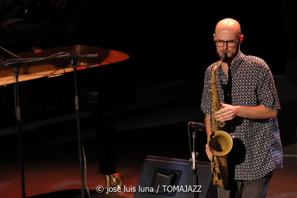 Daniel Juárez Quartet: Reflexividad (XII JazzEñe 2026. Teatro Victoria Eugenia, Donostia - San Sebastián. 2026-07-25) Por José Luis Luna Rocafort [INSTANTZZ AKA Galería fotográfica AKA Fotoblog de jazz, impro… y algo más] - Tomajazz - Daniel Juárez Quartet: Reflexividad actuó en el XII JazzEñe 2026 que se celebró en el Teatro Victoria Eugenia de Donostia - San Sebastián, el 25 de julio de 2026. José Luis Luna Rocafort lo retrata en INSTANTZZ. Con Daniel Juárez, Xan Campos, Darío Guibert, Rodrigo Ballesteros