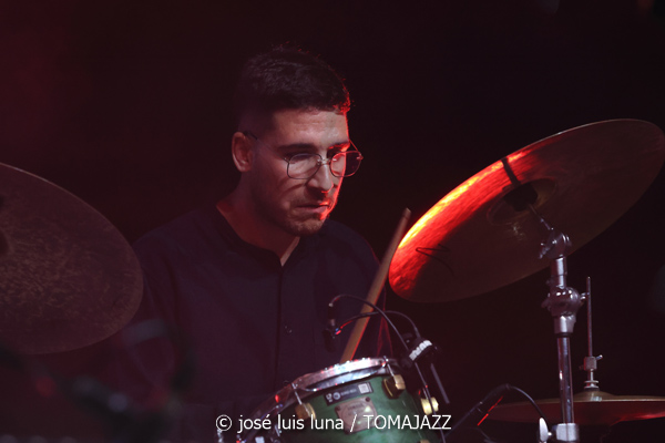 Antoni Marí Sextet (38 Eivissa Jazz Festival. 2026-09-04) Por José Luis Luna Rocafort [INSTANTZZ AKA Galería fotográfica AKA Fotoblog de jazz, impro… y algo más] - Tomajazz - Antoni Marí Sextet actuó en el 38 Eivissa Jazz Festival 2026. José Luis Luna Rocafort lo retrata en INSTANTZZ. Con Antoni Marí, Oriol Vallés, Gabriel Amargant, Guillaume Coulbois, Ot Granados, Rubén Bueno