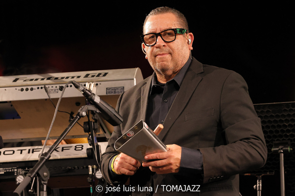 Rubén Blades con Roberto Delgado Big Band (49 Festival de Jazz de Vitoria-Gasteiz 2026. 2026-07-17) Por José Luis Luna Rocafort [INSTANTZZ AKA Galería fotográfica AKA Fotoblog de jazz, impro… y algo más] - Tomajazz - Rubén Blades con Roberto Delgado Big Band actuó en el 49 Festival de Jazz de Vitoria-Gasteiz 2026. José Luis Luna Rocafort lo retrata en INSTANTZZ. Con Rubén Blades, Roberto Delgado, Iván Navarro, Luis Carlos Pérez, Carlos Agrazal, Miguel Arau, Carlos Ubarte, Alejandro Castillo, Emaus Montero, Juan Carlos López, Roberto Ruiz, Avenicio Núñez, Francisco Delvecchio, Higinio Flores, Idígoras Bethancourt, Juan Berna, Luis E. Becerra, Ademir Berrocal, Raúl Rivera, José Ramón Guerra, Daniel Jiménez-Bloise