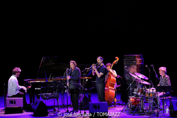 Louis Sclavis Quintet: India (61 Jazzaldia 2026. Donosti. 2026-07-26) Por José Luis Luna Rocafort [INSTANTZZ AKA Galería fotográfica AKA Fotoblog de jazz, impro… y algo más] - Tomajazz - Louis Sclavis Quintet: India actuó en el 61 Jazzaldia 2026. José Luis Luna Rocafort lo retrata en INSTANTZZ. Con Louis Sclavis, Sarah Murcia, Benjamin Moussay, Olivier Laisney, Christophe Lavergne