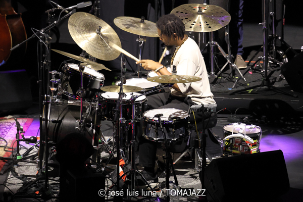 Pat Metheny Side-Eye III+ (61 Jazzaldia 2026. Donosti. 2026-07-25) Por José Luis Luna Rocafort [INSTANTZZ AKA Galería fotográfica AKA Fotoblog de jazz, impro… y algo más] - Tomajazz - Pat Metheny Side-Eye III+ actuó en el 61 Jazzaldia 2026. José Luis Luna Rocafort lo retrata en INSTANTZZ. Con Pat Metheny, Chris Fishman, Joe Dyson, Jermaine Paul, Leonard Patton