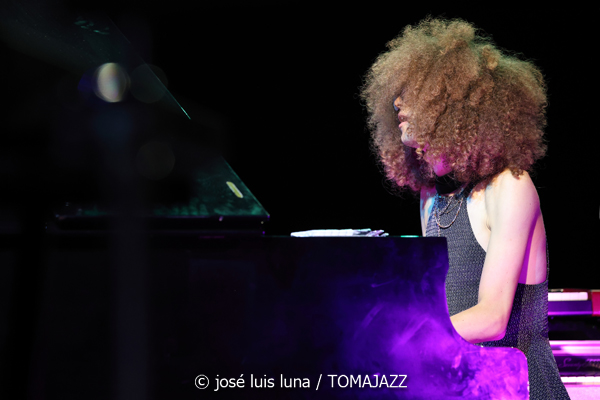 L.A.B. Trio (38 Eivissa Jazz Festival. 2026-09-03) Por José Luis Luna Rocafort [INSTANTZZ AKA Galería fotográfica AKA Fotoblog de jazz, impro… y algo más] - Tomajazz - L.A.B. Trio actuó en el 38 Eivissa Jazz Festival como ganador del Concurso de Grupos del Festival de Jazz de Getxo. José Luis Luna Rocafort lo retrata en INSTANTZZ. L.A.B. Trio son Leela Faude, Alexandre Barthalay, Barnabás Miháy