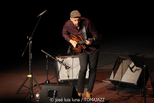 Víctor Antón Cuarteto (XII JazzEñe 2026. Teatro Victoria Eugenia, Donostia - San Sebastián. 2026-07-25) Por José Luis Luna Rocafort [INSTANTZZ AKA Galería fotográfica AKA Fotoblog de jazz, impro… y algo más] - Tomajazz - La propuesta Víctor Antón Cuarteto fue una de las seleccionadas en el XII JazzEñe 2026, que se celebró en julio de 2025 en Donosti. José Luis Luna Rocafort lo retrata en INSTANTZZ. Con Víctor Antón, Daniel Juárez, Darío Guibert, Rodrigo Ballesteros