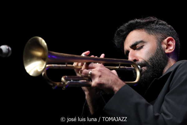 Riley Mulherkar (49 Festival de Jazz de Vitoria-Gasteiz 2026. 2026-07-17) Por José Luis Luna Rocafort [INSTANTZZ AKA Galería fotográfica AKA Fotoblog de jazz, impro… y algo más] - Tomajazz - Riley Mulherkar actuó en el 49 Festival de Jazz de Vitoria-Gasteiz 2026. José Luis Luna Rocafort lo retrata en INSTANTZZ. Con Riley Mulherkar, Barry Stephenson, Chris Pattishall, Jason Burger
