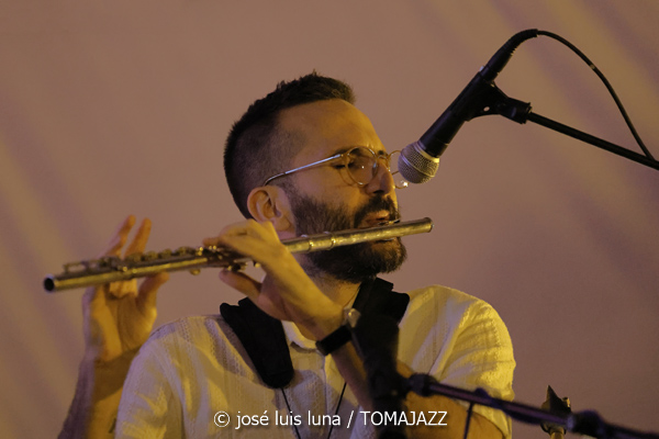 Edu Cabello Quartet: El Bosque (49 Festival de Jazz de Vitoria-Gasteiz 2026. 2026-07-12) Por José Luis Luna Rocafort [INSTANTZZ AKA Galería fotográfica AKA Fotoblog de jazz, impro… y algo más] - Tomajazz - Edu Cabello Quartet: El Bosque actuó en el 49 Festival de Jazz de Vitoria-Gasteiz 2026. José Luis Luna Rocafort lo retrata en INSTANTZZ. Con Edu Cabello, Eddie Majía, Manuel Luque, Ken Ychicawa, Gabriel Basin
