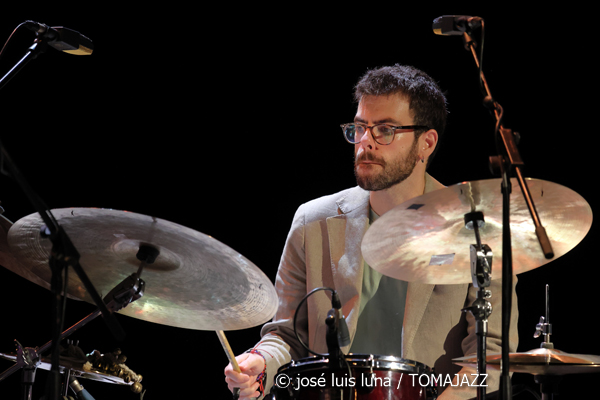 El Gran Ra (XII JazzEñe 2026. Teatro Victoria Eugenia, Donostia - San Sebastián. 2026-07-24) Por José Luis Luna Rocafort [INSTANTZZ AKA Galería fotográfica AKA Fotoblog de jazz, impro… y algo más] - Tomajazz - El Gran Ra actuó en el XII JazzEñe 2026 en San Sebastián. José Luis Luna Rocafort lo retrata en INSTANTZZ. Con Raúl Márquez, David Sancho, Fran Gayo