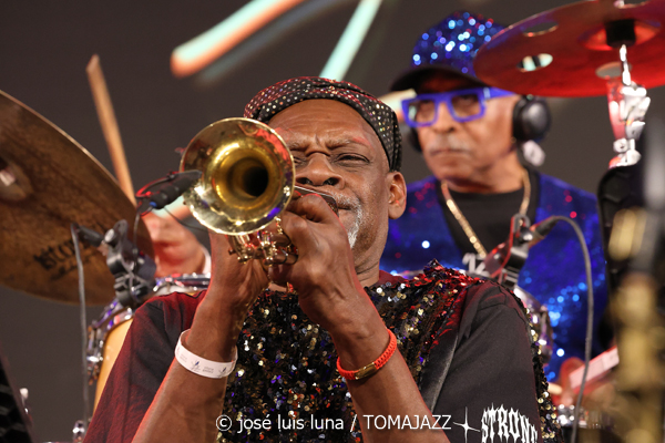 Sun Ra Arkestra (49 Festival de Jazz de Vitoria-Gasteiz 2026. 2026-07-16) Por José Luis Luna Rocafort [INSTANTZZ AKA Galería fotográfica AKA Fotoblog de jazz, impro… y algo más] - Tomajazz - Sun Ra Arkestra actuó en el 49 Festival de Jazz de Vitoria-Gasteiz 2026. José Luis Luna Rocafort lo retrata en INSTANTZZ. Sun Ra Arkestra son Tara Middleton, Knoel Scott, Chris Hemingway, James Stewart, Alex Harding, Michael Ray, Cecil Brooks, Andrae Murchison, Vicent Chancey, Lafayette Gilchrist, Stephen Killion, Carl Le Blanc, George Gary, Elson Nascimento, Jose Da Silva
