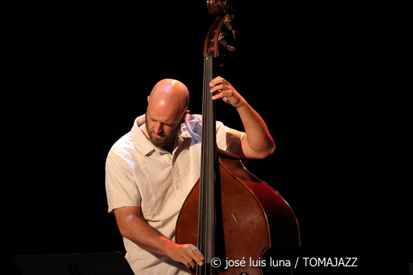 Daniel Juárez Quartet: Reflexividad (XII JazzEñe 2026. Teatro Victoria Eugenia, Donostia - San Sebastián. 2026-07-25) Por José Luis Luna Rocafort [INSTANTZZ AKA Galería fotográfica AKA Fotoblog de jazz, impro… y algo más] - Tomajazz - Daniel Juárez Quartet: Reflexividad actuó en el XII JazzEñe 2026 que se celebró en el Teatro Victoria Eugenia de Donostia - San Sebastián, el 25 de julio de 2026. José Luis Luna Rocafort lo retrata en INSTANTZZ. Con Daniel Juárez, Xan Campos, Darío Guibert, Rodrigo Ballesteros
