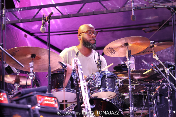 Marcus Miller: We Want Miles! (61 Jazzaldia 2026. Donosti. 2026-07-25) Por José Luis Luna Rocafort [INSTANTZZ AKA Galería fotográfica AKA Fotoblog de jazz, impro… y algo más] - Tomajazz - Marcus Miller: We Want Miles! actuó en el 61 Jazzaldia 2026. José Luis Luna Rocafort lo retrata en INSTANTZZ. Con