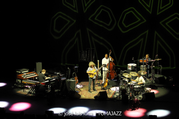 Pat Metheny Side-Eye III+ (61 Jazzaldia 2026. Donosti. 2026-07-25) Por José Luis Luna Rocafort [INSTANTZZ AKA Galería fotográfica AKA Fotoblog de jazz, impro… y algo más] - Tomajazz - Pat Metheny Side-Eye III+ actuó en el 61 Jazzaldia 2026. José Luis Luna Rocafort lo retrata en INSTANTZZ. Con Pat Metheny, Chris Fishman, Joe Dyson, Jermaine Paul, Leonard Patton