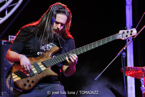 L.A.B. Trio (38 Eivissa Jazz Festival. 2026-09-03) Por José Luis Luna Rocafort [INSTANTZZ AKA Galería fotográfica AKA Fotoblog de jazz, impro… y algo más] - Tomajazz - L.A.B. Trio actuó en el 38 Eivissa Jazz Festival como ganador del Concurso de Grupos del Festival de Jazz de Getxo. José Luis Luna Rocafort lo retrata en INSTANTZZ. L.A.B. Trio son Leela Faude, Alexandre Barthalay, Barnabás Miháy