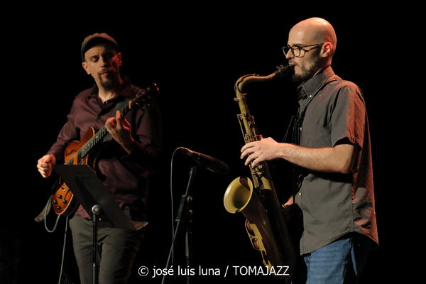 Víctor Antón Cuarteto (XII JazzEñe 2026. Teatro Victoria Eugenia, Donostia - San Sebastián. 2026-07-25) Por José Luis Luna Rocafort [INSTANTZZ AKA Galería fotográfica AKA Fotoblog de jazz, impro… y algo más] - Tomajazz - La propuesta Víctor Antón Cuarteto fue una de las seleccionadas en el XII JazzEñe 2026, que se celebró en julio de 2025 en Donosti. José Luis Luna Rocafort lo retrata en INSTANTZZ. Con Víctor Antón, Daniel Juárez, Darío Guibert, Rodrigo Ballesteros