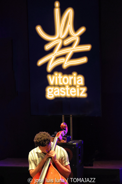Riley Mulherkar (49 Festival de Jazz de Vitoria-Gasteiz 2026. 2026-07-17) Por José Luis Luna Rocafort [INSTANTZZ AKA Galería fotográfica AKA Fotoblog de jazz, impro… y algo más] - Tomajazz - Riley Mulherkar actuó en el 49 Festival de Jazz de Vitoria-Gasteiz 2026. José Luis Luna Rocafort lo retrata en INSTANTZZ. Con Riley Mulherkar, Barry Stephenson, Chris Pattishall, Jason Burger
