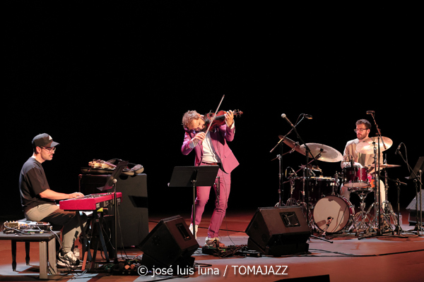 El Gran Ra (XII JazzEñe 2026. Teatro Victoria Eugenia, Donostia - San Sebastián. 2026-07-24) Por José Luis Luna Rocafort [INSTANTZZ AKA Galería fotográfica AKA Fotoblog de jazz, impro… y algo más] - Tomajazz - El Gran Ra actuó en el XII JazzEñe 2026 en San Sebastián. José Luis Luna Rocafort lo retrata en INSTANTZZ. Con Raúl Márquez, David Sancho, Fran Gayo