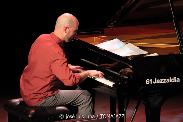 Daniel Juárez Quartet: Reflexividad (XII JazzEñe 2026. Teatro Victoria Eugenia, Donostia - San Sebastián. 2026-07-25) Por José Luis Luna Rocafort [INSTANTZZ AKA Galería fotográfica AKA Fotoblog de jazz, impro… y algo más] - Tomajazz - Daniel Juárez Quartet: Reflexividad actuó en el XII JazzEñe 2026 que se celebró en el Teatro Victoria Eugenia de Donostia - San Sebastián, el 25 de julio de 2026. José Luis Luna Rocafort lo retrata en INSTANTZZ. Con Daniel Juárez, Xan Campos, Darío Guibert, Rodrigo Ballesteros