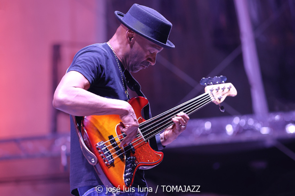 Marcus Miller: We Want Miles! (61 Jazzaldia 2026. Donosti. 2026-07-25) Por José Luis Luna Rocafort [INSTANTZZ AKA Galería fotográfica AKA Fotoblog de jazz, impro… y algo más] - Tomajazz - Marcus Miller: We Want Miles! actuó en el 61 Jazzaldia 2026. José Luis Luna Rocafort lo retrata en INSTANTZZ. Con