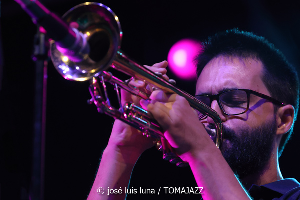 Antoni Marí Sextet (38 Eivissa Jazz Festival. 2026-09-04) Por José Luis Luna Rocafort [INSTANTZZ AKA Galería fotográfica AKA Fotoblog de jazz, impro… y algo más] - Tomajazz - Antoni Marí Sextet actuó en el 38 Eivissa Jazz Festival 2026. José Luis Luna Rocafort lo retrata en INSTANTZZ. Con Antoni Marí, Oriol Vallés, Gabriel Amargant, Guillaume Coulbois, Ot Granados, Rubén Bueno