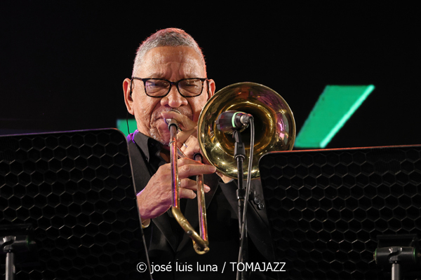 Rubén Blades con Roberto Delgado Big Band (49 Festival de Jazz de Vitoria-Gasteiz 2026. 2026-07-17) Por José Luis Luna Rocafort [INSTANTZZ AKA Galería fotográfica AKA Fotoblog de jazz, impro… y algo más] - Tomajazz - Rubén Blades con Roberto Delgado Big Band actuó en el 49 Festival de Jazz de Vitoria-Gasteiz 2026. José Luis Luna Rocafort lo retrata en INSTANTZZ. Con Rubén Blades, Roberto Delgado, Iván Navarro, Luis Carlos Pérez, Carlos Agrazal, Miguel Arau, Carlos Ubarte, Alejandro Castillo, Emaus Montero, Juan Carlos López, Roberto Ruiz, Avenicio Núñez, Francisco Delvecchio, Higinio Flores, Idígoras Bethancourt, Juan Berna, Luis E. Becerra, Ademir Berrocal, Raúl Rivera, José Ramón Guerra, Daniel Jiménez-Bloise