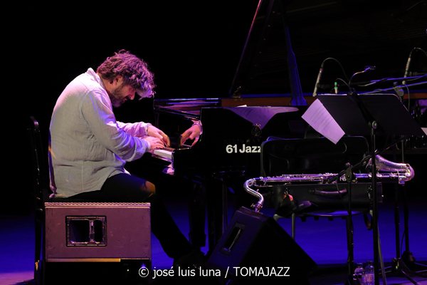 Louis Sclavis Quintet: India (61 Jazzaldia 2026. Donosti. 2026-07-26) Por José Luis Luna Rocafort [INSTANTZZ AKA Galería fotográfica AKA Fotoblog de jazz, impro… y algo más] - Tomajazz - Louis Sclavis Quintet: India actuó en el 61 Jazzaldia 2026. José Luis Luna Rocafort lo retrata en INSTANTZZ. Con Louis Sclavis, Sarah Murcia, Benjamin Moussay, Olivier Laisney, Christophe Lavergne