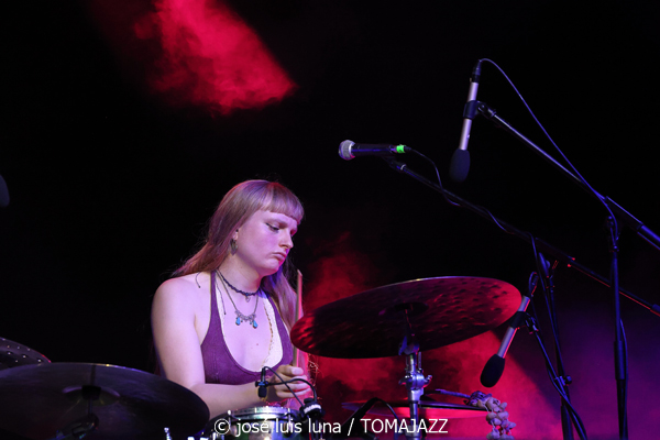 L.A.B. Trio (38 Eivissa Jazz Festival. 2026-09-03) Por José Luis Luna Rocafort [INSTANTZZ AKA Galería fotográfica AKA Fotoblog de jazz, impro… y algo más] - Tomajazz - L.A.B. Trio actuó en el 38 Eivissa Jazz Festival como ganador del Concurso de Grupos del Festival de Jazz de Getxo. José Luis Luna Rocafort lo retrata en INSTANTZZ. L.A.B. Trio son Leela Faude, Alexandre Barthalay, Barnabás Miháy