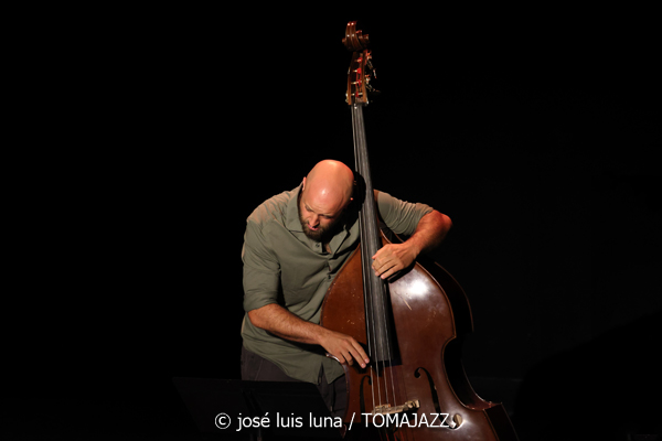 Víctor Antón Cuarteto (XII JazzEñe 2026. Teatro Victoria Eugenia, Donostia - San Sebastián. 2026-07-25) Por José Luis Luna Rocafort [INSTANTZZ AKA Galería fotográfica AKA Fotoblog de jazz, impro… y algo más] - Tomajazz - La propuesta Víctor Antón Cuarteto fue una de las seleccionadas en el XII JazzEñe 2026, que se celebró en julio de 2025 en Donosti. José Luis Luna Rocafort lo retrata en INSTANTZZ. Con Víctor Antón, Daniel Juárez, Darío Guibert, Rodrigo Ballesteros