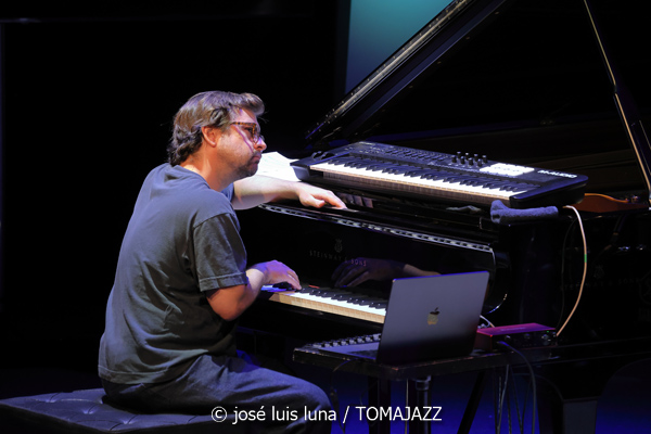Riley Mulherkar (49 Festival de Jazz de Vitoria-Gasteiz 2026. 2026-07-17) Por José Luis Luna Rocafort [INSTANTZZ AKA Galería fotográfica AKA Fotoblog de jazz, impro… y algo más] - Tomajazz - Riley Mulherkar actuó en el 49 Festival de Jazz de Vitoria-Gasteiz 2026. José Luis Luna Rocafort lo retrata en INSTANTZZ. Con Riley Mulherkar, Barry Stephenson, Chris Pattishall, Jason Burger