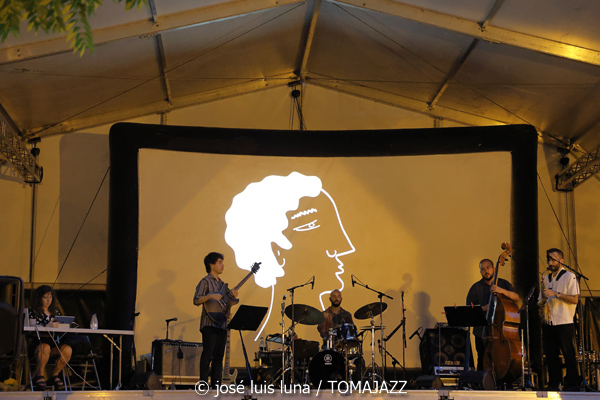 Edu Cabello Quartet: El Bosque (49 Festival de Jazz de Vitoria-Gasteiz 2026. 2026-07-12) Por José Luis Luna Rocafort [INSTANTZZ AKA Galería fotográfica AKA Fotoblog de jazz, impro… y algo más] - Tomajazz - Edu Cabello Quartet: El Bosque actuó en el 49 Festival de Jazz de Vitoria-Gasteiz 2026. José Luis Luna Rocafort lo retrata en INSTANTZZ. Con Edu Cabello, Eddie Majía, Manuel Luque, Ken Ychicawa, Gabriel Basin