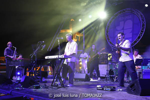 The Illusions & Nathan Haines (38 Eivissa Jazz Festival. 2026-09-03) Por José Luis Luna Rocafort [INSTANTZZ AKA Galería fotográfica AKA Fotoblog de jazz, impro… y algo más] - Tomajazz - The Illusions & Nathan Haines actuaron en el 38 Eivissa Jazz Festival. José Luis Luna Rocafort lo retrata en INSTANTZZ. Participaron Pere Navarro, Franco Botto, Antonio Blakstad, Antoni Marí, Antonio Prosper, Arturo García, Katana McKenzie, Nathan Haines