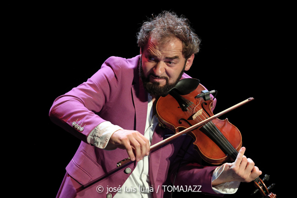 El Gran Ra (XII JazzEñe 2026. Teatro Victoria Eugenia, Donostia - San Sebastián. 2026-07-24) Por José Luis Luna Rocafort [INSTANTZZ AKA Galería fotográfica AKA Fotoblog de jazz, impro… y algo más] - Tomajazz - El Gran Ra actuó en el XII JazzEñe 2026 en San Sebastián. José Luis Luna Rocafort lo retrata en INSTANTZZ. Con Raúl Márquez, David Sancho, Fran Gayo
