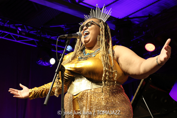 Sun Ra Arkestra (49 Festival de Jazz de Vitoria-Gasteiz 2026. 2026-07-16) Por José Luis Luna Rocafort [INSTANTZZ AKA Galería fotográfica AKA Fotoblog de jazz, impro… y algo más] - Tomajazz - Sun Ra Arkestra actuó en el 49 Festival de Jazz de Vitoria-Gasteiz 2026. José Luis Luna Rocafort lo retrata en INSTANTZZ. Sun Ra Arkestra son Tara Middleton, Knoel Scott, Chris Hemingway, James Stewart, Alex Harding, Michael Ray, Cecil Brooks, Andrae Murchison, Vicent Chancey, Lafayette Gilchrist, Stephen Killion, Carl Le Blanc, George Gary, Elson Nascimento, Jose Da Silva