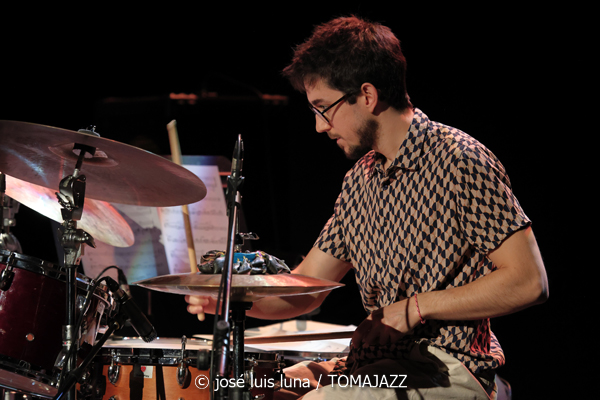 Daniel Juárez Quartet: Reflexividad (XII JazzEñe 2026. Teatro Victoria Eugenia, Donostia - San Sebastián. 2026-07-25) Por José Luis Luna Rocafort [INSTANTZZ AKA Galería fotográfica AKA Fotoblog de jazz, impro… y algo más] - Tomajazz - Daniel Juárez Quartet: Reflexividad actuó en el XII JazzEñe 2026 que se celebró en el Teatro Victoria Eugenia de Donostia - San Sebastián, el 25 de julio de 2026. José Luis Luna Rocafort lo retrata en INSTANTZZ. Con Daniel Juárez, Xan Campos, Darío Guibert, Rodrigo Ballesteros