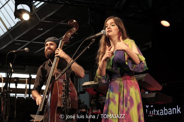 Magalí Sare & Manel Fortià (49 Festival de Jazz de Vitoria-Gasteiz 2026. 2026-07-17) Por José Luis Luna Rocafort [INSTANTZZ AKA Galería fotográfica AKA Fotoblog de jazz, impro… y algo más] - Tomajazz - Magalí Sare & Manel Fortià actuaron en el 49 Festival de Jazz de Vitoria-Gasteiz 2026. 2026-07-17) Por José Luis Luna Rocafort [INSTANTZZ
